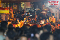 Hỗn loạn chen lấn, trèo tường bao vào thắp nhang, dâng lễ đền Trần ảnh 9