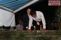 Hỗn loạn chen lấn, trèo tường bao vào thắp nhang, dâng lễ đền Trần ảnh 2