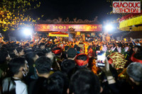 Hỗn loạn chen lấn, trèo tường bao vào thắp nhang, dâng lễ đền Trần ảnh 4