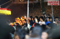 Hỗn loạn chen lấn, trèo tường bao vào thắp nhang, dâng lễ đền Trần ảnh 7