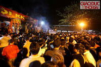 Hỗn loạn chen lấn, trèo tường bao vào thắp nhang, dâng lễ đền Trần ảnh 5