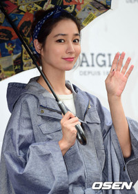 vo-lee-byung-hun-xinh-dep-tai-xuat-sau-mot-nam-o-an-sinh-con