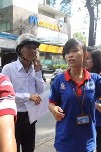 TPHCM: Chiến sĩ mùa hè xanh hỗ trợ tích cực cho các thí sinh ảnh 5