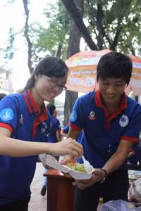 TPHCM: Chiến sĩ mùa hè xanh hỗ trợ tích cực cho các thí sinh ảnh 6