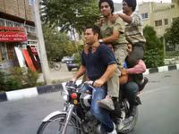 Hành động khó đỡ của người châu Á ảnh 7