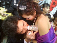 Hành động khó đỡ của người châu Á ảnh 1