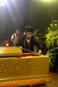 Thanh Lam lau mặt cho bố lần cuối ảnh 2 Thanh Lam lau mặt cho bố lần cuối ảnh 2