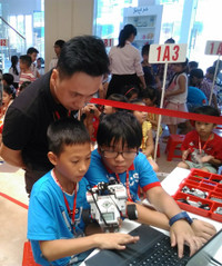 Học sinh Bình Dương thi “Tài năng Robot Việt Anh 2017” ảnh 2 Học sinh Bình Dương thi “Tài năng Robot Việt Anh 2017” ảnh 2