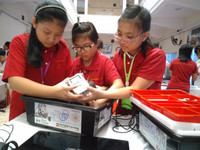 Học sinh Bình Dương thi “Tài năng Robot Việt Anh 2017” ảnh 4 Học sinh Bình Dương thi “Tài năng Robot Việt Anh 2017” ảnh 4