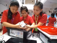 Học sinh Bình Dương thi “Tài năng Robot Việt Anh 2017” ảnh 4