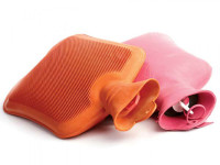 Túi sưởi ấm: Nếu bạn không thể ngủ vào ban đêm, đặt một chai nước nóng hoặc túi sưởi ấm dưới gối của bạn. Nhiệt tạo ra từ chúng sẽ làm dịu thần kinh, do đó giúp bạn ngủ ngon hơn.