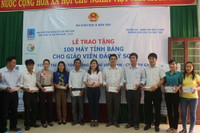 Tặng 100 máy tính bảng cho GV, trao học bổng cho HS ở huyện đảo Lý Sơn ảnh 1