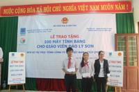 Tặng 100 máy tính bảng cho GV, trao học bổng cho HS ở huyện đảo Lý Sơn ảnh 4