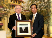 Tổng thống Ireland đầu tiên thăm ĐHQG Hà Nội ảnh 2 Tổng thống Ireland đầu tiên thăm ĐHQG Hà Nội ảnh 2