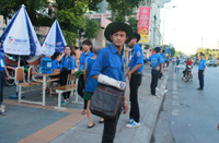 Gãy một tay vẫn đi làm tình nguyện ảnh 7