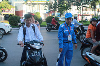 Gãy một tay vẫn đi làm tình nguyện ảnh 5