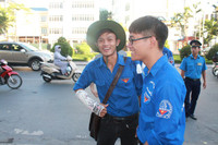 Gãy một tay vẫn đi làm tình nguyện ảnh 4