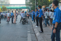 Gãy một tay vẫn đi làm tình nguyện ảnh 1