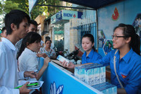 Gãy một tay vẫn đi làm tình nguyện ảnh 3