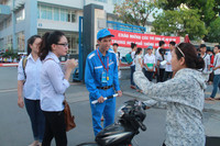 Gãy một tay vẫn đi làm tình nguyện ảnh 6