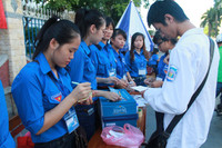 Gãy một tay vẫn đi làm tình nguyện ảnh 2