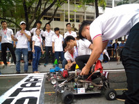 Kịch tính vòng chung kết cuộc đua ô tô mô hình của sinh viên ảnh 1 Kịch tính vòng chung kết cuộc đua ô tô mô hình của sinh viên ảnh 1