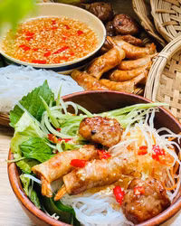 Vợ đảm khoe mâm cơm hấp dẫn khiến chồng đi đâu cũng muốn về nhà