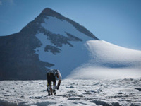 Người đàn ông thích sống như... dê núi ảnh 4 Kì quặc người đàn ông tự biến mình thành... dê