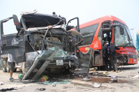 Nghệ An: Xe khách đâm đầu xe tải, 6 người nhập viện cấp cứu ảnh 1