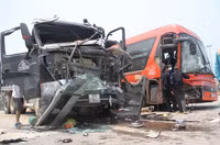 Nghệ An: Xe khách đâm đầu xe tải, 6 người nhập viện cấp cứu ảnh 1