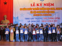 Trường ĐH Hà Tĩnh trao giải thưởng “Sao tháng giêng” và danh hiệu “Sinh viên 5 tốt” ảnh 1