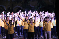 Thầy cô nhảy dân vũ đón tuổi 18 cùng học trò ảnh 7