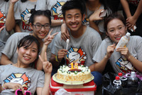 Thầy cô nhảy dân vũ đón tuổi 18 cùng học trò ảnh 1