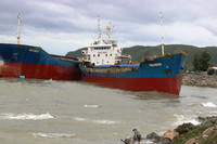 Quảng Bình: Chùm ảnh tàu cá của ngư dân bị bão số 2 tàn phá ảnh 1 Quảng Bình: Chùm ảnh tàu cá của ngư dân bị bão số 2 tàn phá ảnh 1