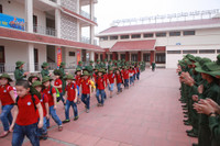 Một ngày học làm chiến sĩ của học sinh tiểu học ảnh 1