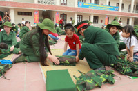 Một ngày học làm chiến sĩ của học sinh tiểu học ảnh 9