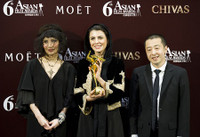 Hôn xã giao bị kết tội “băng hoại đạo đức” ảnh 17