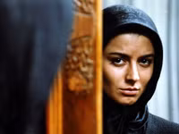 Hôn xã giao bị kết tội “băng hoại đạo đức” ảnh 1