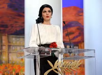 Hôn xã giao bị kết tội “băng hoại đạo đức” ảnh 15