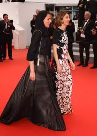 Hôn xã giao bị kết tội “băng hoại đạo đức” ảnh 4