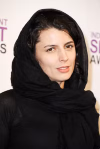 Hôn xã giao bị kết tội “băng hoại đạo đức” ảnh 21