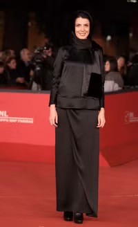 Hôn xã giao bị kết tội “băng hoại đạo đức” ảnh 12