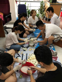 “Biến” xà phòng thành quà tặng, vải tái chế thành túi xách, quần áo ảnh 4 “Biến” xà phòng thành quà tặng, vải tái chế thành túi xách, quần áo ảnh 4