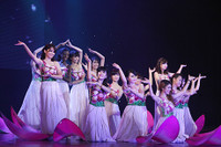 Attaa cùng các nữ sinh ĐH FPT tỏa sáng