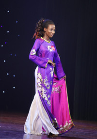 Cô cho thấy vẻ duyên dáng, phong thái nổi trội hơn nhiều thí sinh trong phần thi áo dài