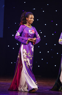 Cách đặt tay của Attaa rất nữ tính và phù hợp với áo dài Việt