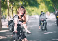 Bên ngoài môi trường rèn luyện của quân đội, Nhật Linh là cô gái trẻ trung, nhí nhảnh