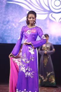 Attaa trong phần thi trình diễn trang phục tự chọn