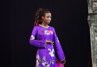 Cách đặt tay của Attaa rất nữ tính và phù hợp với áo dài Việt