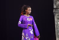 Cách đặt tay của Attaa rất nữ tính và phù hợp với áo dài Việt